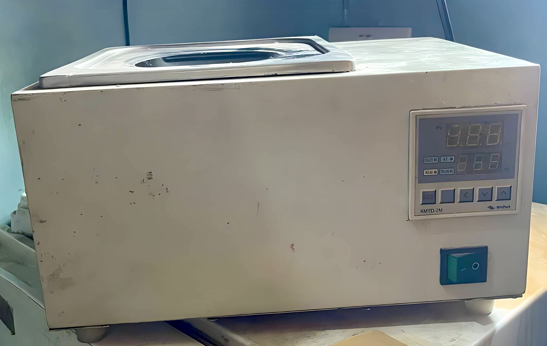 Digital laboratory water bath